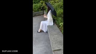 摸班长丝袜脚人妻很享受被无套抽插的过程，还好单男最后拔出来射在臀上了